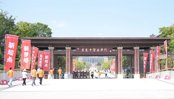 2024级新生报到现场。bat365中文官方网站供图